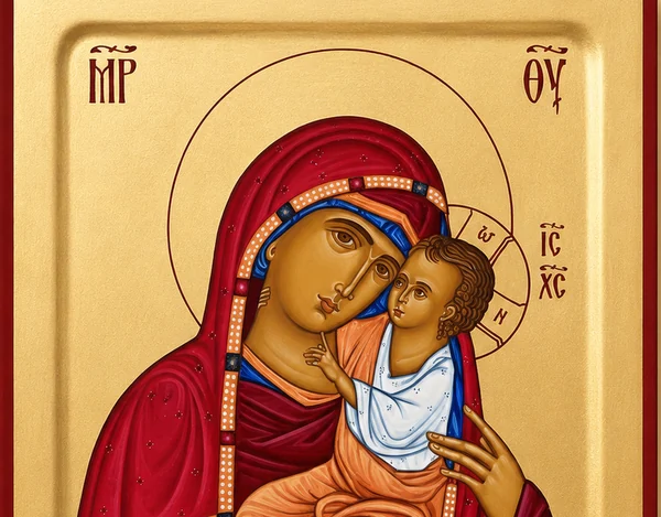 Detalj ikone Presvete Bogorodice sa Hristom, tip Umiljenje — lice Bogorodice priljubljeno uz lice Hrista deteta, oba oreola, natpisi MP ThY i IC XC na zlatnoj podlozi.