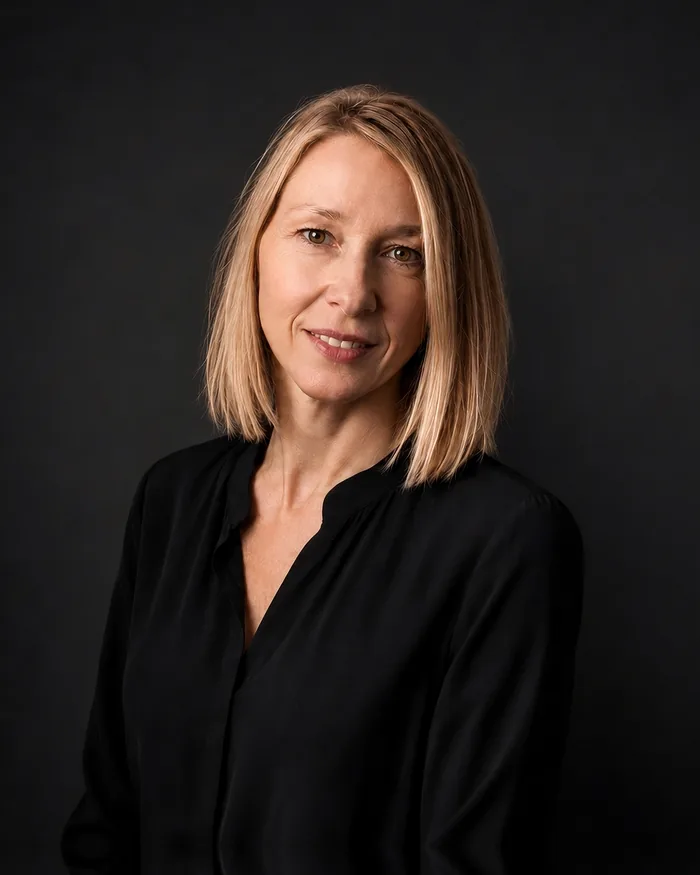 Portret — Biljana Micković - Milovanović, ikonopisac i akademski slikar.